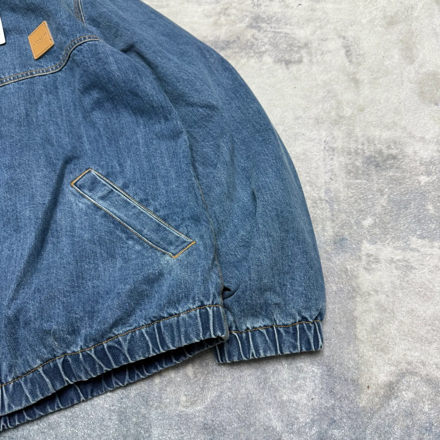 Available for new shipment in early spring! COH men's American Retro workwear Detroit washed distressed denim lapel cotton splicing zipper jacket, very Retro Blue denim, denim will never go out of style. The upper body of various experts shows how handsome he is. This style is very casual yet a bit gentlemanly. It is not so ostentatious, but the upper body makes the whole person look tall and elegant. That is, you only need to wear this coat. You don’t have to think about the overall matching, it’s casual and fashionable to wear casually. This can be worn by both men and women, and the fit is very correct. Shipped by a trading company and produced on a large assembly line, the quality is absolutely superb. The overall wiring is smooth and neat, and the inner lining is made of pure cotton, which is breathable and comfortable and has excellent skin fit. It's definitely the quality that goes in and out of the mall. The whole set of hardware is made by Koujia with logo letters. The texture of ancient silver matches the whole dress very well. The Genuine Leather leather label on the front chest is beautifully embellished. Really high quality. The shopkeeper’s own money. 🤗🤗🤗 Color: Washed Retro denim blue Size: M-XXL (equivalent to M-XXL) Fabric: Denim (Composition: Cotton) M size: Length 68CM Bust 118CM Shoulder width 53CM Sleeve length 62CM (Reference height 165-170CM Weight 110-130 catties) L size: Length: 70CM Bust 122CM Shoulder width 54CM, sleeve length 63CM (reference height 170-175CM, weight 130-150 catties) XL code: length: 72cm, bust: 126cm shoulder width: 55cm, sleeve length: 64cm (reference height 175-180CM, weight 145-165 catties) XXL code: length: 74cm, bust: 130cm, shoulder width: 56cm Sleeve length: 65cm (reference height 180-185CM, weight 165-185 catties)